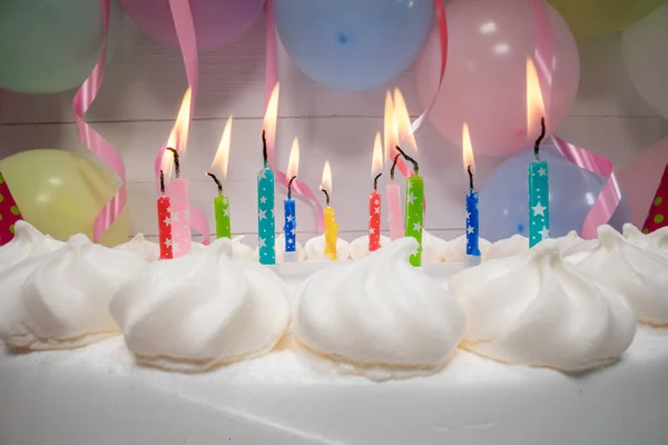 Kerzen Auf Geburtstagstorte Auf Luftballons Und Schleifen Hintergrund Kerzen Auf — Stockfoto