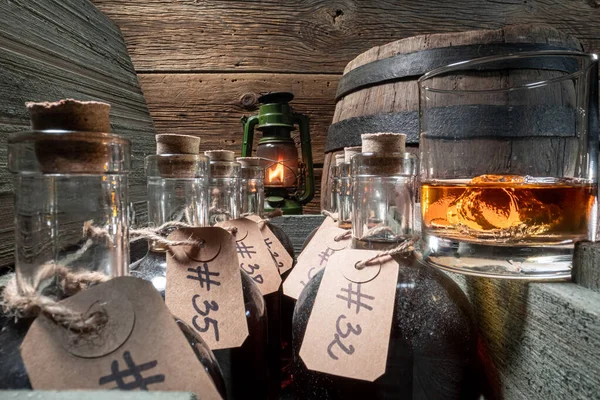 Whisky Dorato Vecchio Conservato Nella Vecchia Distilleria Whisky Con Ghiaccio — Foto Stock