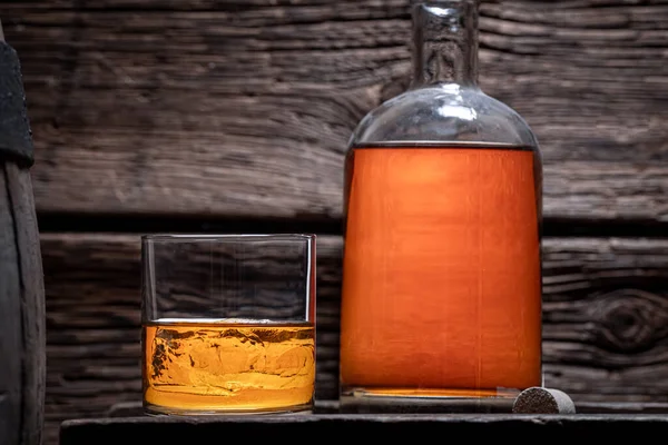Bom Conhaque Com Garrafa Destilaria Madeira Velha Copo Bourbon Com — Fotografia de Stock