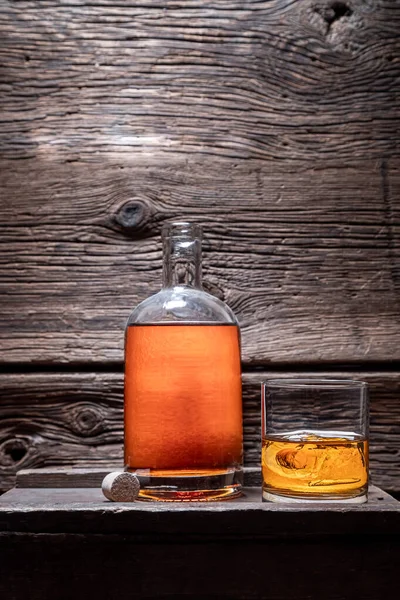 Alter Und Guter Cognac Alten Brennereilager Whiskey Mit Eis Glas — Stockfoto
