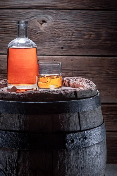 Dobrý Starý Koňak Starém Lihovaru Whisky Ledem Sklenici Sklepě — Stock fotografie