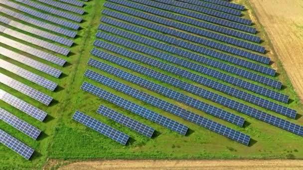Vista aérea de la explotación fotovoltaica como fuente de energía renovable. — Vídeo de stock