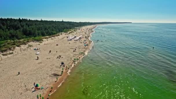 Plaża z ludźmi w Morzu Bałtyckim, widok z powietrza, Polska — Wideo stockowe