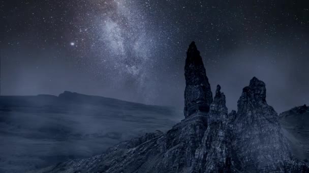 Milky långt över Old Man of Storr, Skottland på natten — Stockvideo