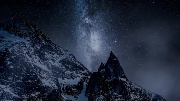 Mléčná dráha přes horské jezero. Noční obloha v zimě. — Stock video