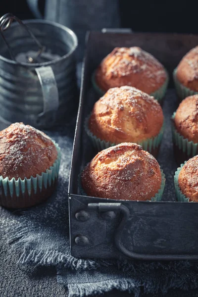 Lekkere Verse Yoghurt Cupcake Een Oude Bakplaat Zelfgemaakte Gouden Muffins — Stockfoto