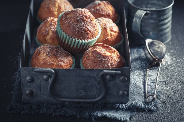 Zoete Hete Yoghurt Cupcake Rustieke Tafel Zelfgemaakte Gouden Muffins Met — Stockfoto