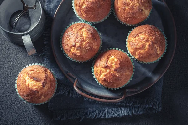 Gâteau Yaourt Frais Savoureux Comme Petite Collation Sucrée Muffins Dorés — Photo