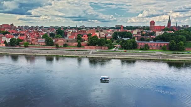 Vista aérea del casco antiguo de Torun y del puente Jozef Pilsudski. — Vídeo de stock