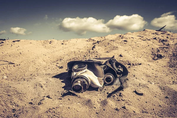 Militærgassmaske Den Solbrente Ørkenen Ødelagte Gassmasker Ørkenområde – stockfoto