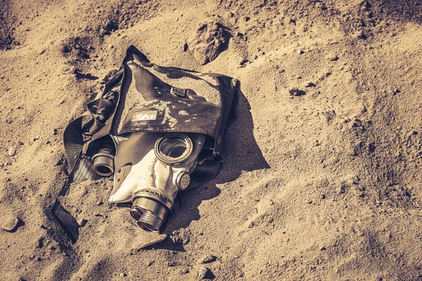 Contaminated Gas Mask Danger Toxic Desert Destroyed Gas Mask Desert — Stock Photo, Image