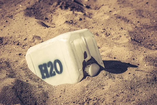 塑料水罐是地球气候变化的问题 沙漠地区的空塑料水罐 — 图库照片