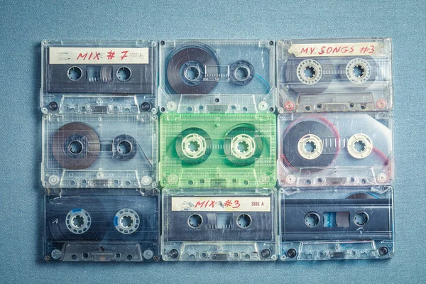 Oude Transparante Cassettebandjes Gerangschikt Een Rooster Blauwe Bank — Stockfoto