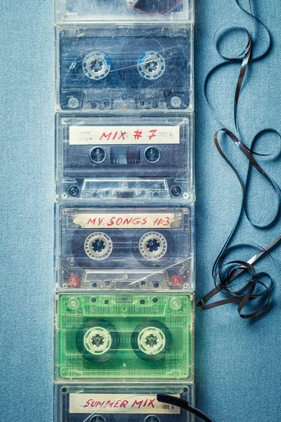Várias Fitas Cassete Transparentes Com Fones Ouvido Laranja Sofá Azul — Fotografia de Stock