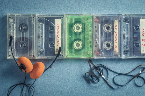 Diverse Transparante Cassettebandjes Met Een Geëxtraheerd Plakband Blauwe Bank — Stockfoto
