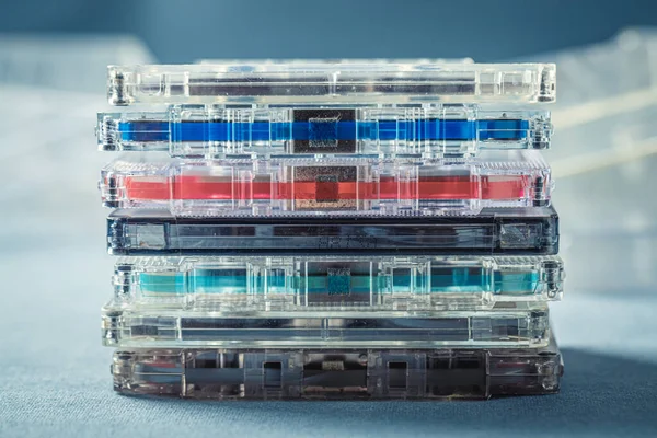 Gros Plan Une Pile Transparente Cassettes Sur Canapé Bleu — Photo