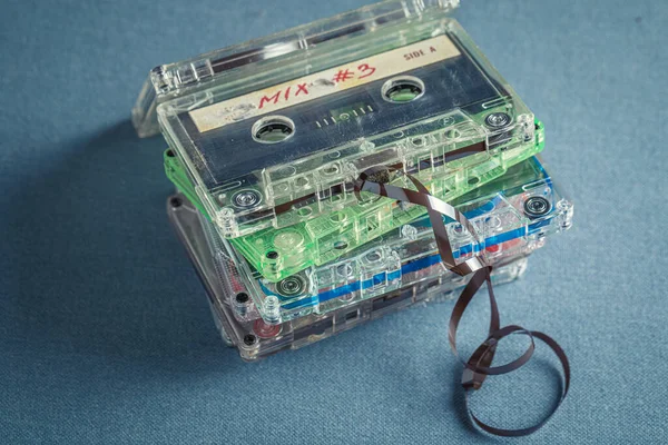 Cassettes Transparentes Avec Une Bande Extraite Sur Canapé Bleu — Photo