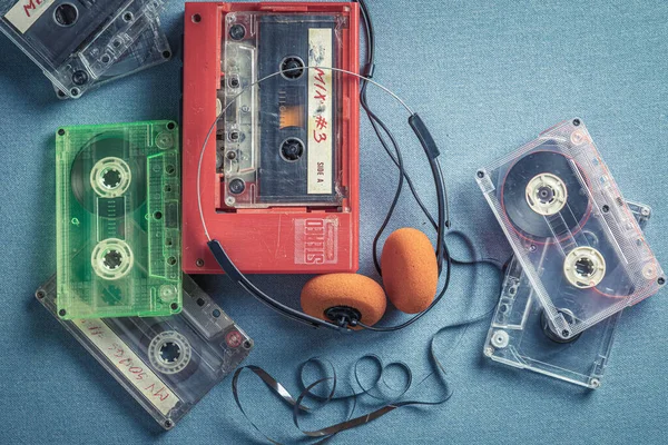 Vintage Κασέτα Ήχου Πορτοκαλί Ακουστικά Και Player Κασέτα Κασέτες Ήχου — Φωτογραφία Αρχείου