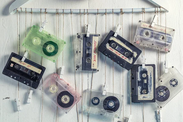 Vários Cassetes Áudio Pendurados Cabide Roupas Fundo Branco — Fotografia de Stock
