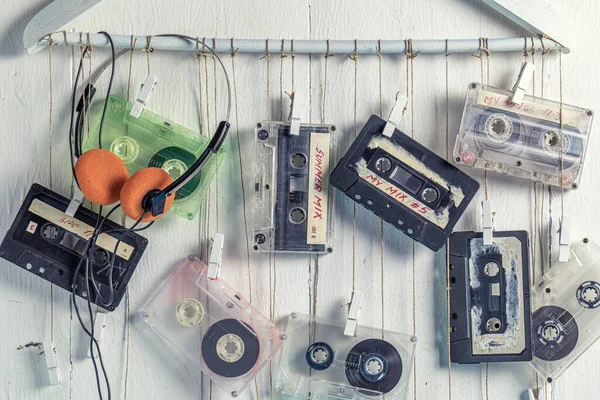 Verschillende Audio Cassette Oranje Koptelefoon Witte Muur Achtergrond — Stockfoto