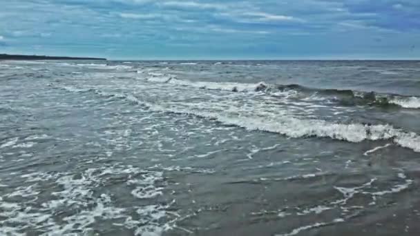 Vista aérea de las olas sobre el mar Báltico en verano — Vídeos de Stock