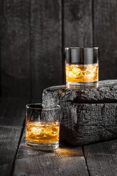 Dois Copos Whisky Com Gelo Tábuas Queimadas Uísque Rochas Mesa — Fotografia de Stock