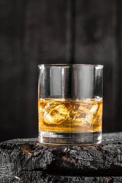 Sklenice Whisky Ledem Spálených Prknech Whisky Rocks Burnt Table — Stock fotografie
