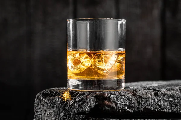 Bicchiere Oro Whisky Con Ghiaccio Tavole Bruciate Whisky Sulle Rocce — Foto Stock