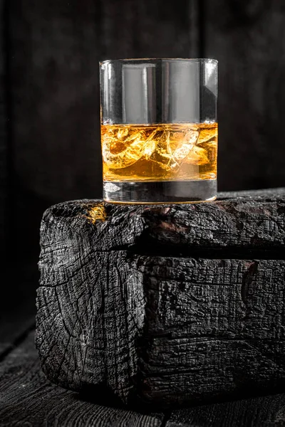 Whisky Dorado Con Hielo Tablas Quemadas Whisky Sobre Rocas Sobre —  Fotos de Stock