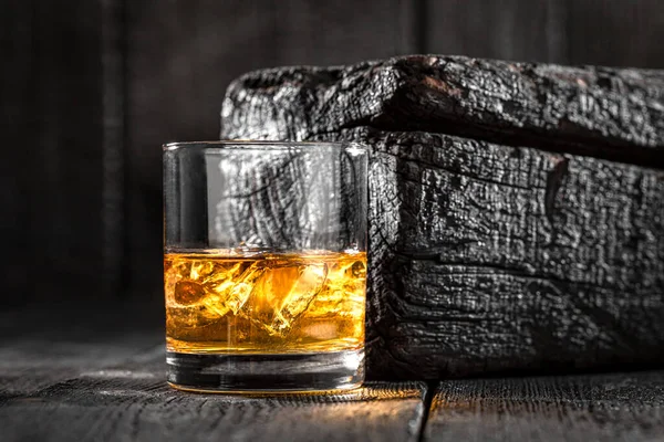 Led Zlatou Whisky Skle Spáleném Černém Dřevě Whisky Rocks Burnt — Stock fotografie