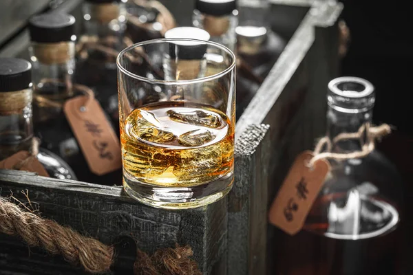 Vaso Whisky Con Hielo Una Antigua Bodega Antiguo Coñac Caja —  Fotos de Stock