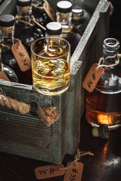 Bourbon Med Ett Glas Destilleriet Lagrad Konjak Gammalt Brännerilager — Stockfoto