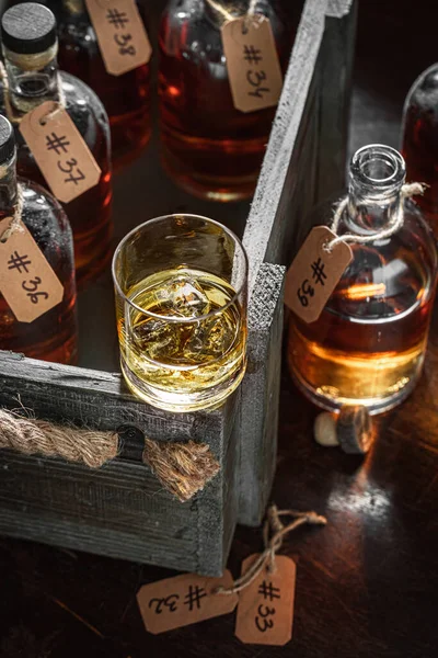 Handgjord Brendy Med Gammal Källare Bourbon Med Ett Glas Destilleriet — Stockfoto