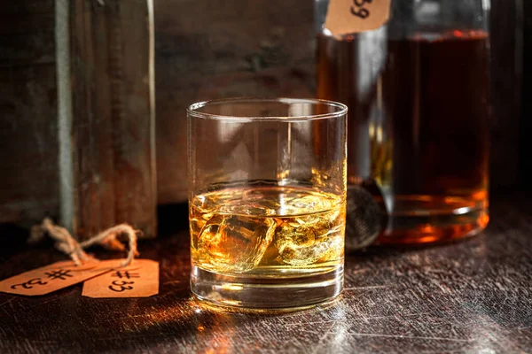 Glas Handgemaakte Whisky Met Ijs Een Oude Kelder Brendy Gelabeld — Stockfoto