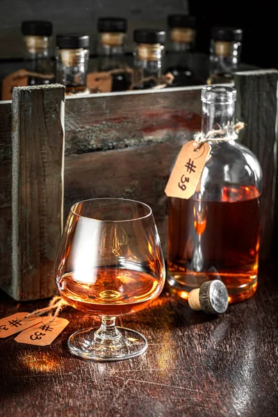 Whisky Vecchio Dorato Con Ghiaccio Bicchiere Distilleria Bicchiere Whisky Con — Foto Stock