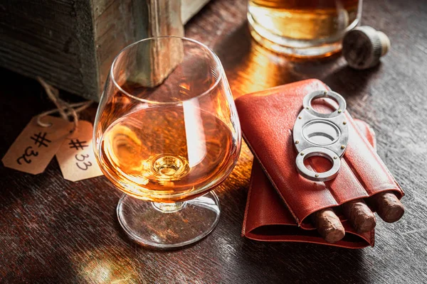 Cognac Artigianale Sigaro Con Ghiaccio Una Vecchia Distilleria Sigaro Bicchiere — Foto Stock