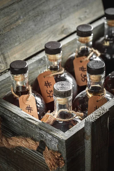 Vecchia Buona Scatola Cognac Legno Con Bottiglie Distilleria Bicchiere Whisky — Foto Stock