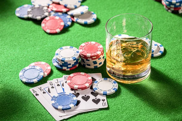 Πράσινο Τραπέζι Τυχερών Παιχνιδιών Ουίσκι Κάρτες Και Μάρκες Ένα Ποτήρι — Φωτογραφία Αρχείου