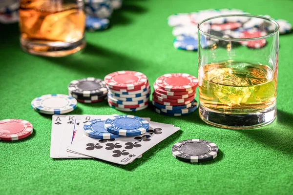 Πόκερ Τραπέζι Τυχερών Παιχνιδιών Κάρτες Μάρκες Και Shiksy Τραπέζι Πόκερ — Φωτογραφία Αρχείου