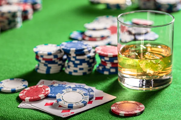 Πράσινο Τραπέζι Παιχνιδιού Κάρτες Μάρκες Και Shiksy Τραπέζι Πόκερ Κάρτες — Φωτογραφία Αρχείου