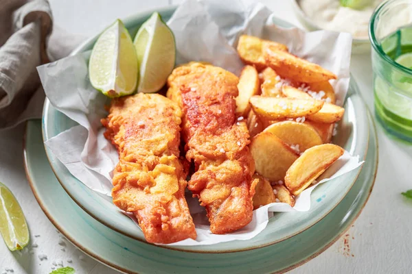 Bacalhau Caseiro Batatas Servidas Com Limão Sal Peixes Batatas Fritas — Fotografia de Stock