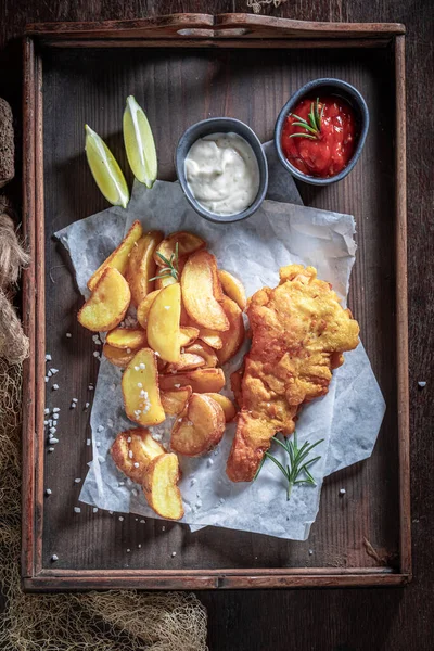 Geroosterde Kabeljauw Aardappelen Geserveerd Met Kalk Zout Klassieke Vis Chips — Stockfoto