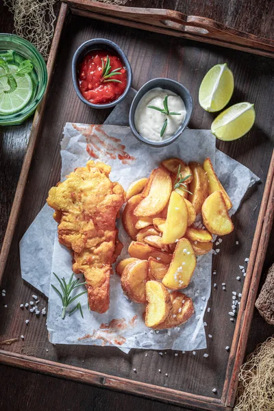 Peixe Caseiro Batatas Fritas Servidas Com Limão Sal Peixes Batatas — Fotografia de Stock