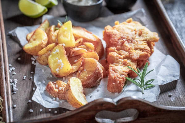 Zelfgemaakte Vis Chips Met Sauzen Limoen Gebakken Kabeljauw Met Frietjes — Stockfoto