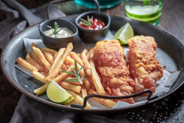 Gegrilde Kabeljauw Aardappelen Met Sauzen Kalk Gebakken Kabeljauw Met Frietjes — Stockfoto