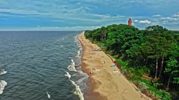 Widok z powietrza na plażę w Morzu Bałtyckim w lecie — Wideo stockowe