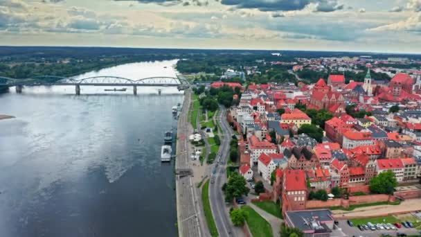 Torun eski kasabası ve Jozef Pilsudski köprüsünün yaz manzarası. — Stok video
