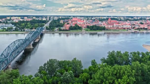 Letni widok Starego Miasta Torunia i Wisły. — Wideo stockowe