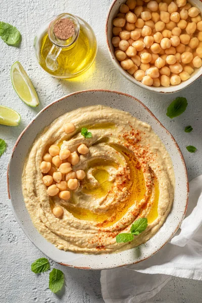 Nydelig Hjemmelaget Hummus Med Kalk Mintblader Hummus Serverte Olivenolje Mynteblader – stockfoto