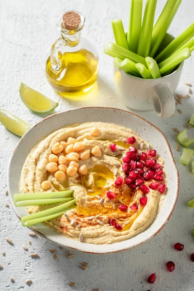 Lahodný Domácí Hummus Jako Zdravá Veganská Svačinka Hummus Podává Podávaný — Stock fotografie